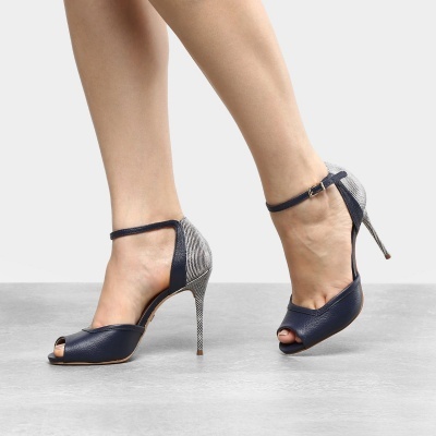 Sandálias de salto alto com couro azul e padrão cinza riscado no calcanhar
