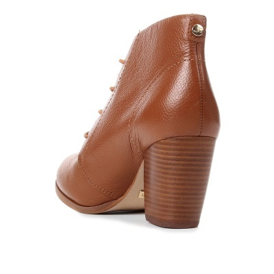 Bota feminina castanha em pele com salto alto em madeira e atacadores