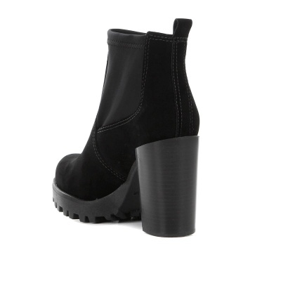 Bota preta de salto alto com sola grossa em fundo branco