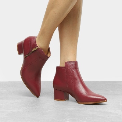 Botins vermelhos em pele com tacão médio e fecho de correr dourado