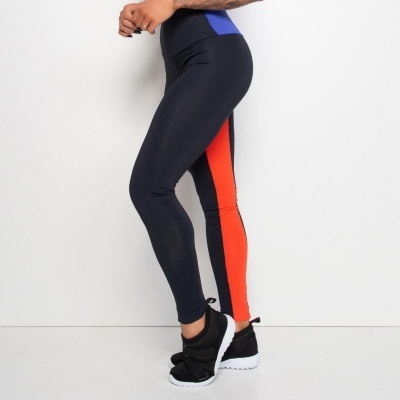 Leggings pretas com faixas azul e laranja em fundo branco