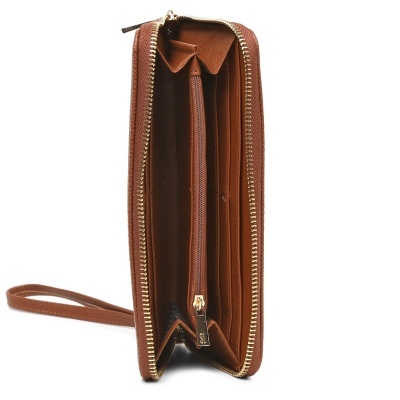 Carteira castanha em pele sintética com fecho dourado e compartimentos internos