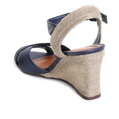Sandália feminina com salto cunha em corda e tiras azuis