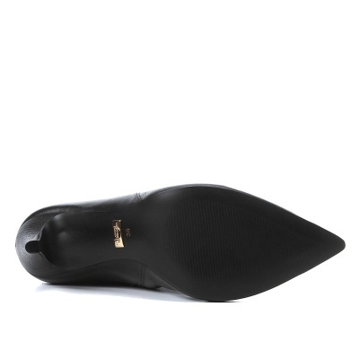 Sola preta lisa de sapato de salto alto sobre fundo branco