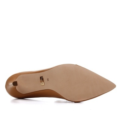 Sola bege clara de sapato feminino tamanho 35 com detalhe dourado