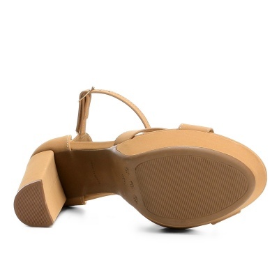 Sandália feminina nude com salto bloco e sola de borracha