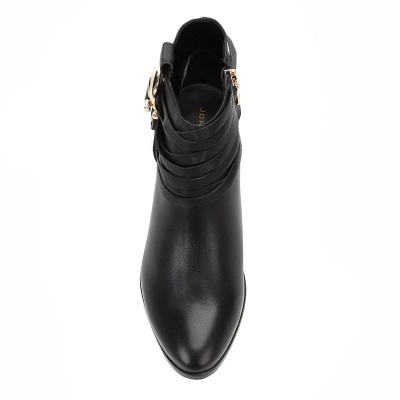 Bota feminina preta de couro com tiras e fivelas douradas vista de cima