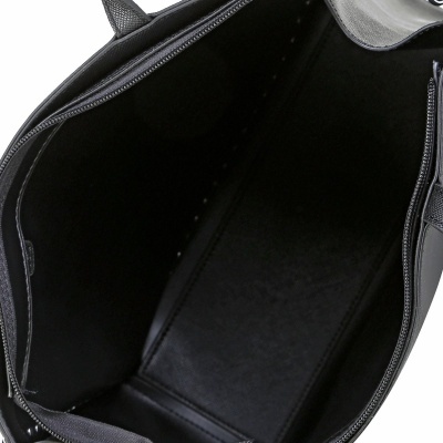 Interior de mala preta com fecho de correr e alças cinzentas