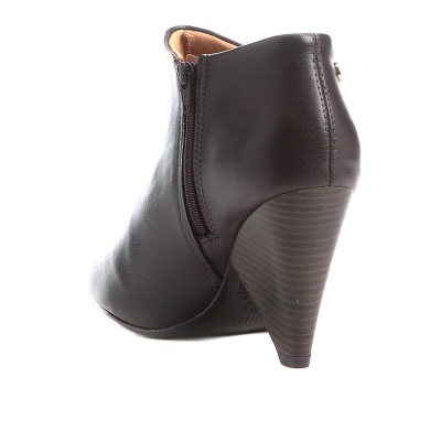 Botim castanho escuro em couro com salto alto cónico e fecho lateral