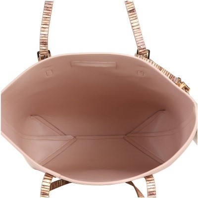 Interior de bolsa bege claro com alças douradas e bege 