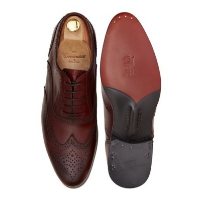 Sapatos clássicos castanho escuro de pele com padrão brogue e sola vermelha