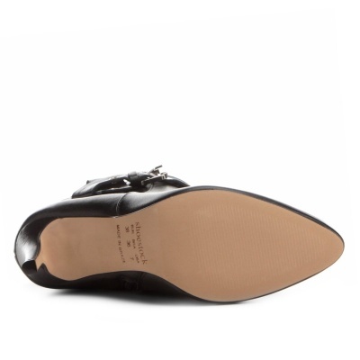 sola de sapato preto em pele com bico fino e sola bege com texto