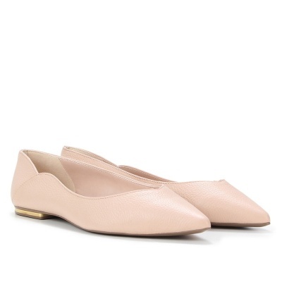 Sapatilhas femininas cor de pele com sola fina e detalhe dourado no calcanhar