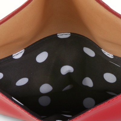 Interior de bolsa vermelha com forro preto de bolinhas brancas
