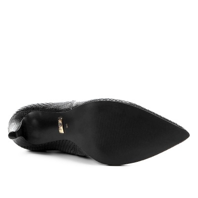 Sapato feminino com sola preta e padrão pele de cobra cinza