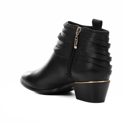 Bota preta de salto médio com fecho lateral e tiras sobrepostas.