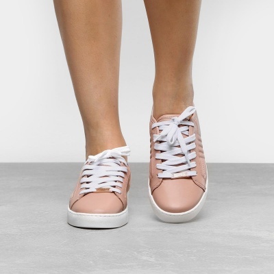 Sapatilhas cor de rosa claro com atacadores e sola brancos