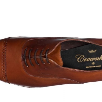 Sapato castanho de couro com atar e interior preto com texto