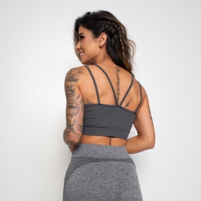 Mulher de costas a usar soutian desportivo cinzento escuro e leggings cinzentas