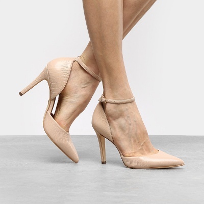 Sapatos de salto alto cor de pele com tiras finas e textura em relevo no calcanhar