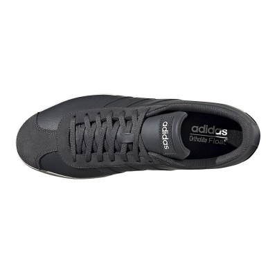 Sapatilha preta Adidas vista de cima