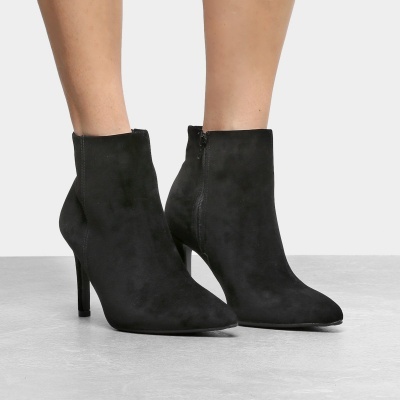 Botas pretas de salto alto e bico pontiagudo até ao tornozelo