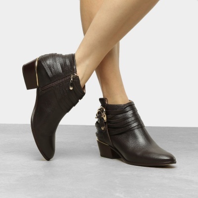 Botins castanhos escuros de salto médio com fecho lateral e fivela dourada