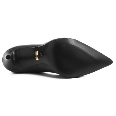 Sola de sapato preto de salto alto com etiqueta dourada