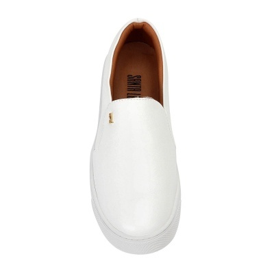 Sapato slip-on branco com sola branca e interior castanho