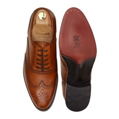 Sapatos de cabedal castanho com padrão brogue e sola vermelha vista superior e inferior