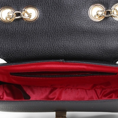 Bolsa preta de couro com interior vermelho e detalhes dourados