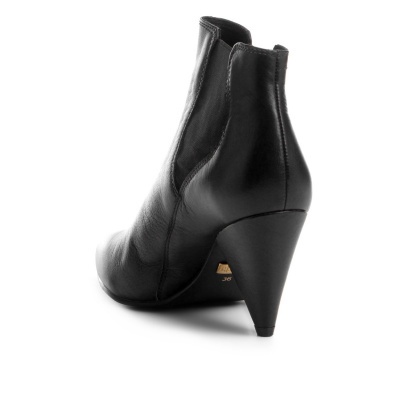 Bota preta de pele com salto cónico médio vista de trás