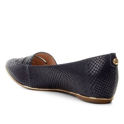 Sapatilha feminina preta com padrão escamado e detalhe dourado