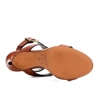 Sandália feminina castanha vista de baixo mostrando sola e fivela