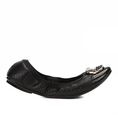 Bailarina preta em couro com fivela dourada