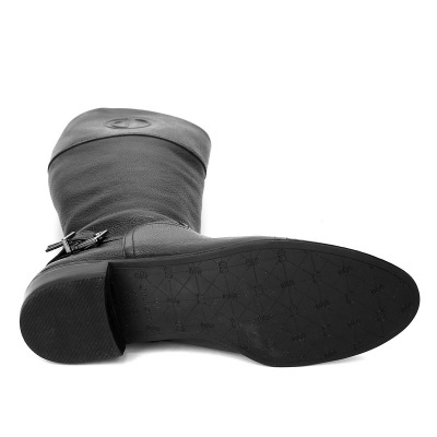 Bota preta de cano médio vista pela sola