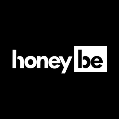 Texto 'honeybe' em branco sobre fundo preto, com 'be' dentro de um quadrado branco