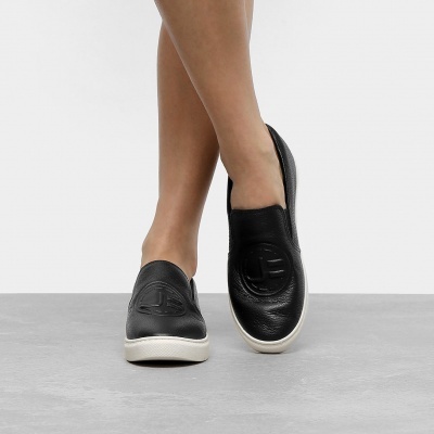Sapatilhas pretas femininas em pele com sola branca