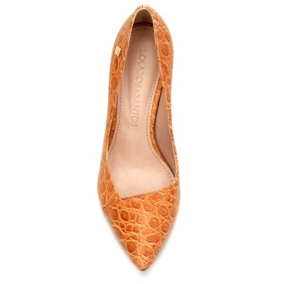 Sapato feminino castanho claro com padrão de pele de crocodilo e bico fino