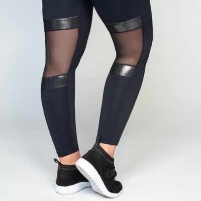 Leggings desportivas pretas com detalhes transparentes e sapatilhas pretas com sola branca
