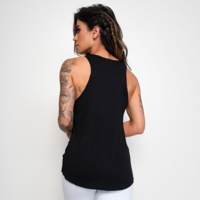 Camiseta preta sem mangas vista de costas em fundo branco