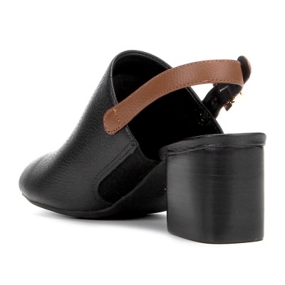 Sapato preto com salto largo curto e tira castanha atrás