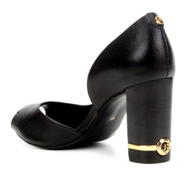 sapato salto alto preto com textura e detalhe dourado no salto