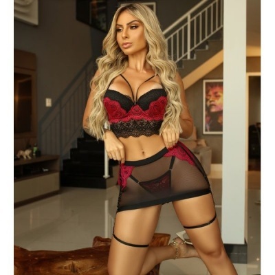 Conjunto de lingerie preto e vermelho com renda usado por mulher em ambiente interior