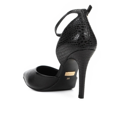 Sapato de salto alto feminino preto com tiras e padrão escamas no calcanhar