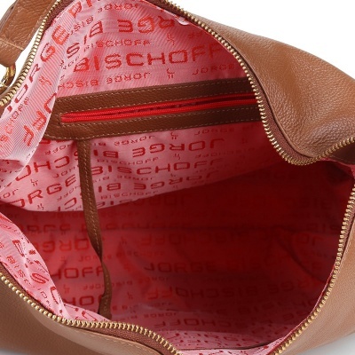 Interior de bolsa de couro castanho com forro vermelho e branco da marca BISCHOFF