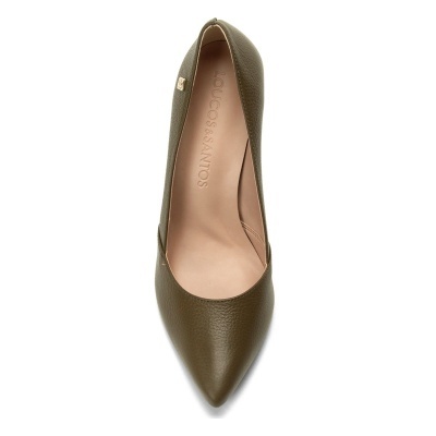 Sapato de salto alto verde-oliva com biqueira fina e interior rosa