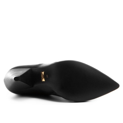 Sola de sapato de salto fino preto com etiqueta dourada