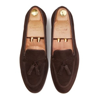 Sapatos masculinos castanhos escuros de camurça com franjas