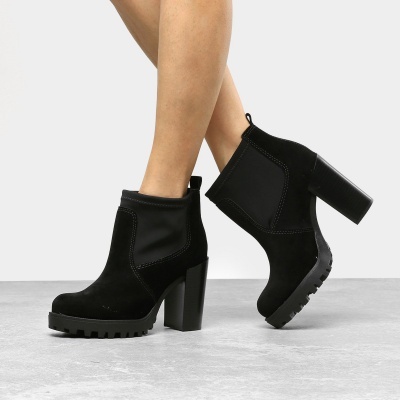 Botins femininos pretos em camurça com salto alto quadrado e sola tratorada